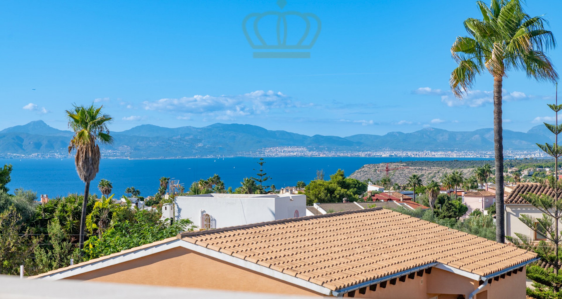 KROHN & LUEDEMANN Belle maison jumelée à vendre à Badia Blava avec piscine 