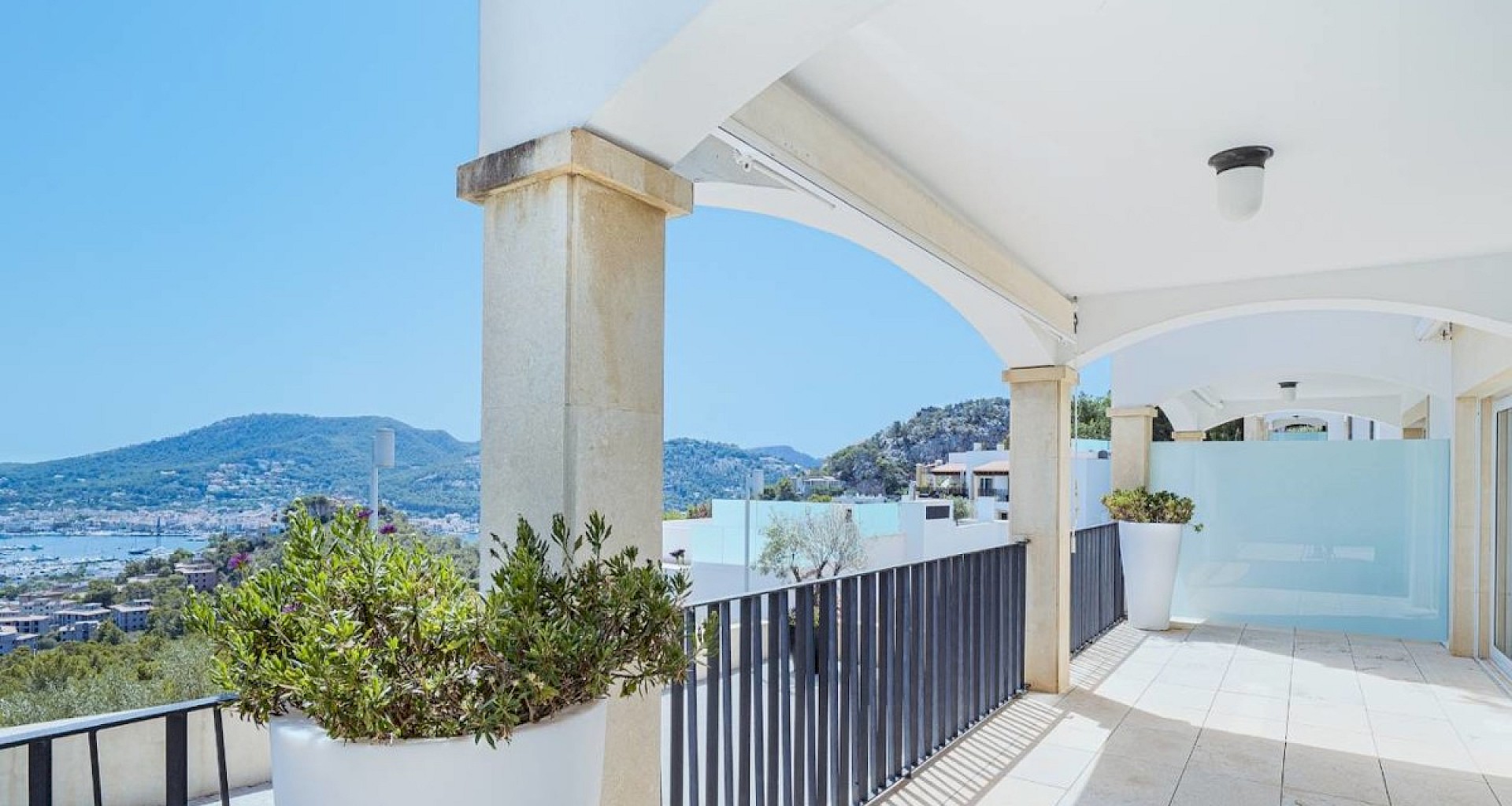 KROHN & LUEDEMANN Appartement exclusif avec vue fantastique sur le port à Puerto Andratx 