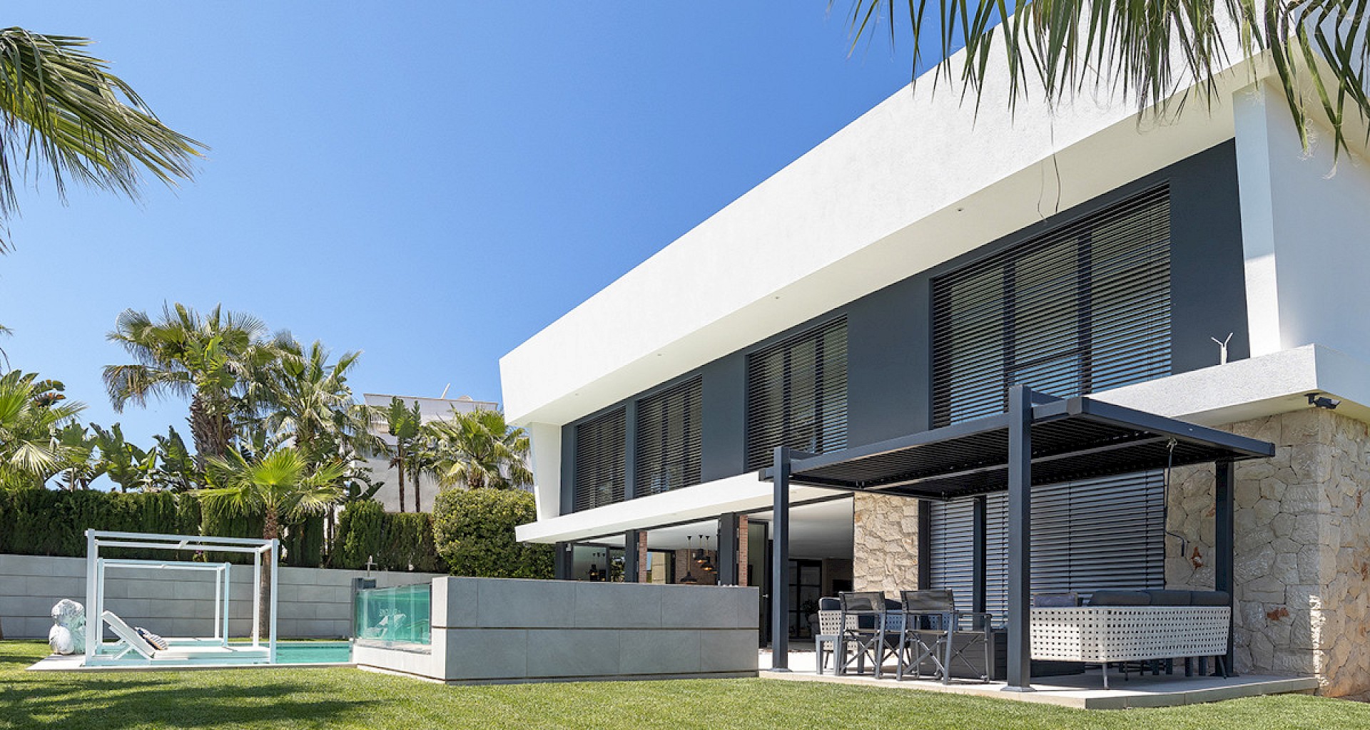 KROHN & LUEDEMANN Neue Designer Villa in Santa Ponsa mit viel Privatsphäre 