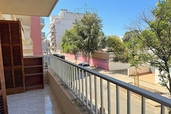 Large apartment in Ciudad Jardin within walking distance of the beach