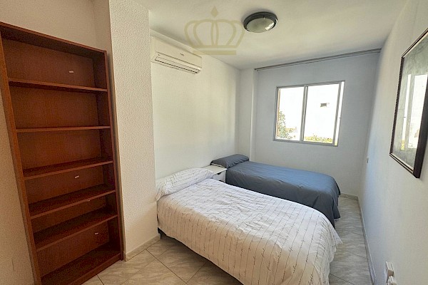Large apartment in Ciudad Jardin within walking distance of the beach