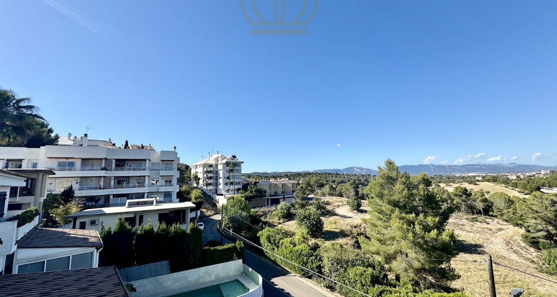 KROHN & LUEDEMANN Maison spacieuse à Genova avec piscine et vue sur les montagnes 