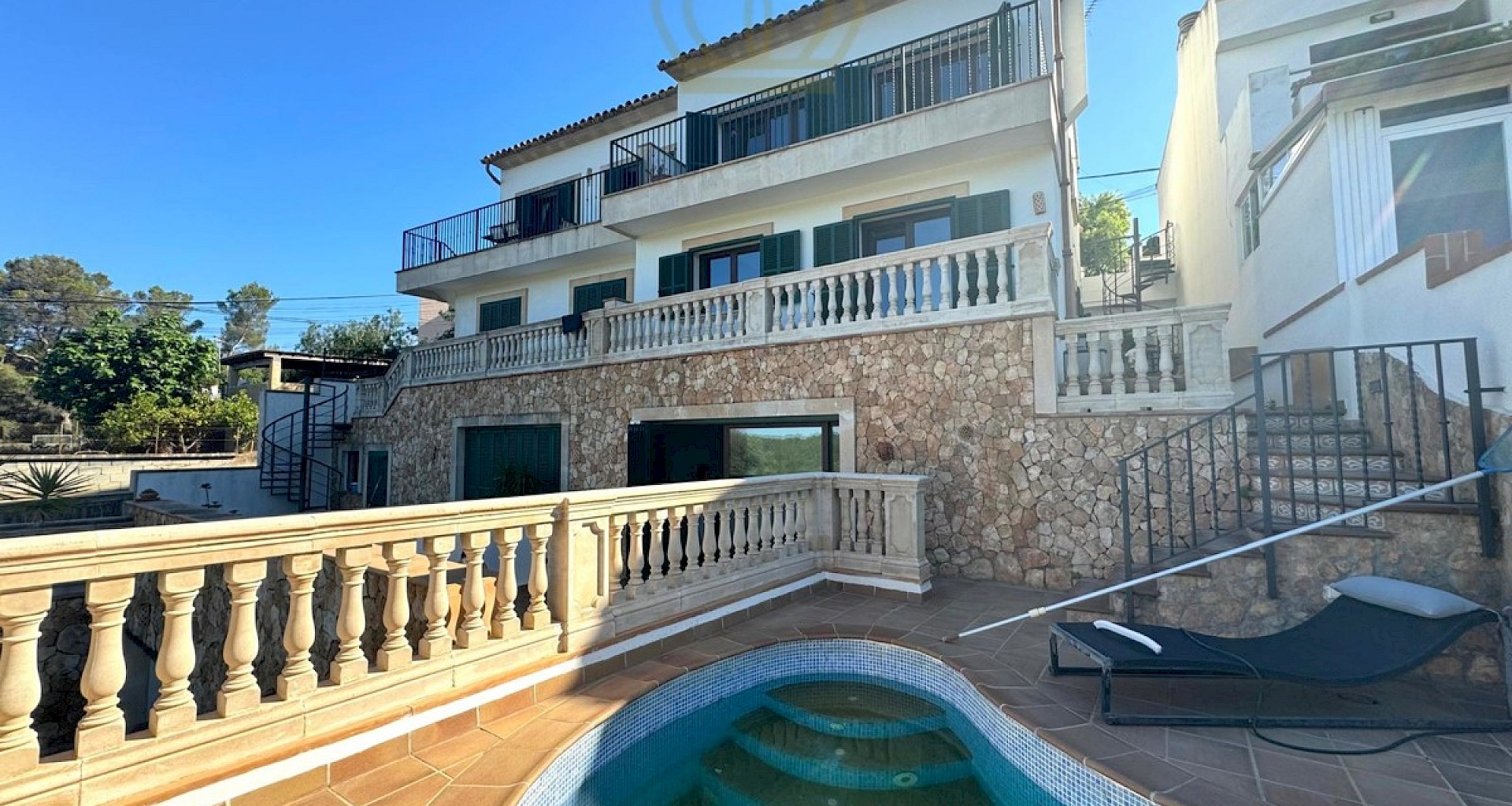 KROHN & LUEDEMANN Maison spacieuse à Genova avec piscine et vue sur les montagnes 