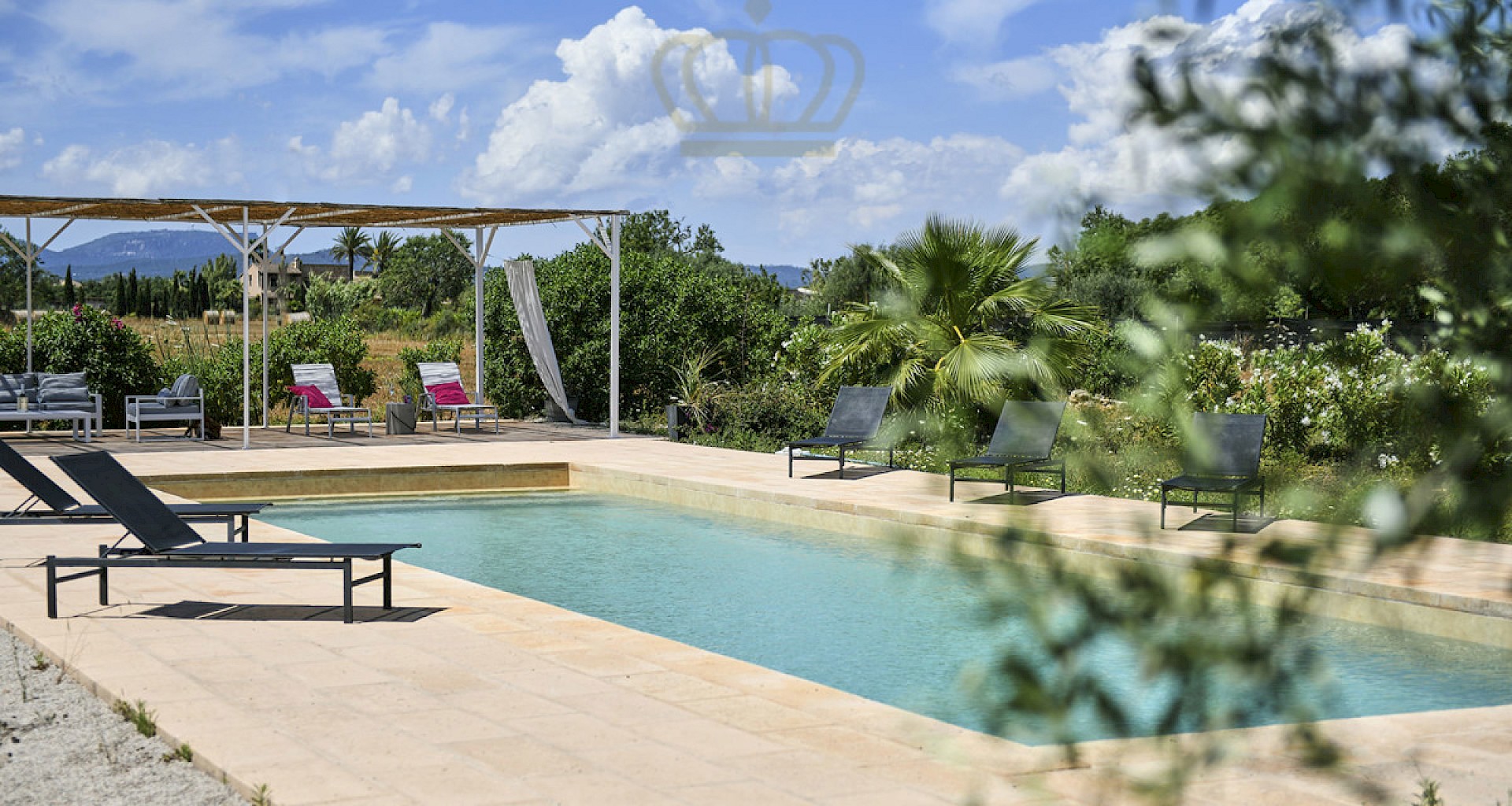 KROHN & LUEDEMANN Casa de campo tipo bungalow con gran piscina en Campos. whiteloft_01