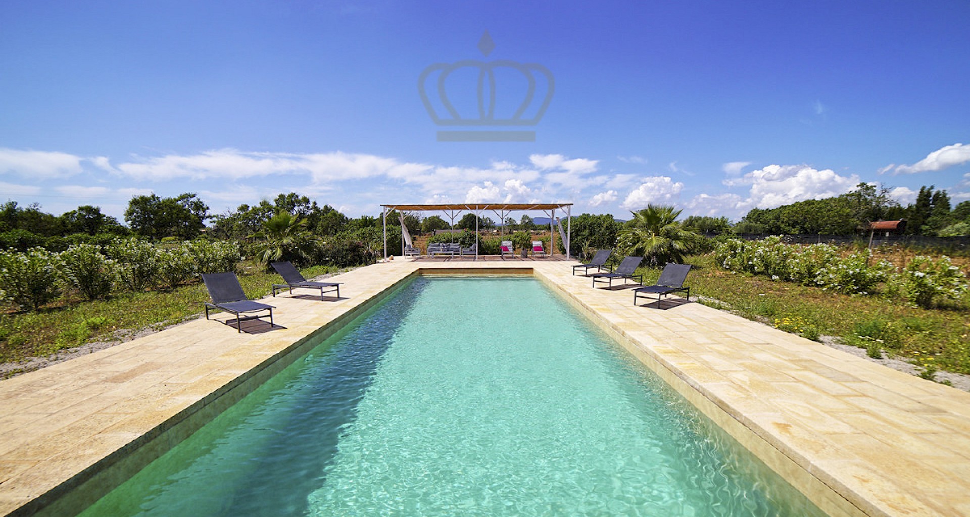 KROHN & LUEDEMANN Landhaus im Bungalow Stil mit großem Pool in Campos 