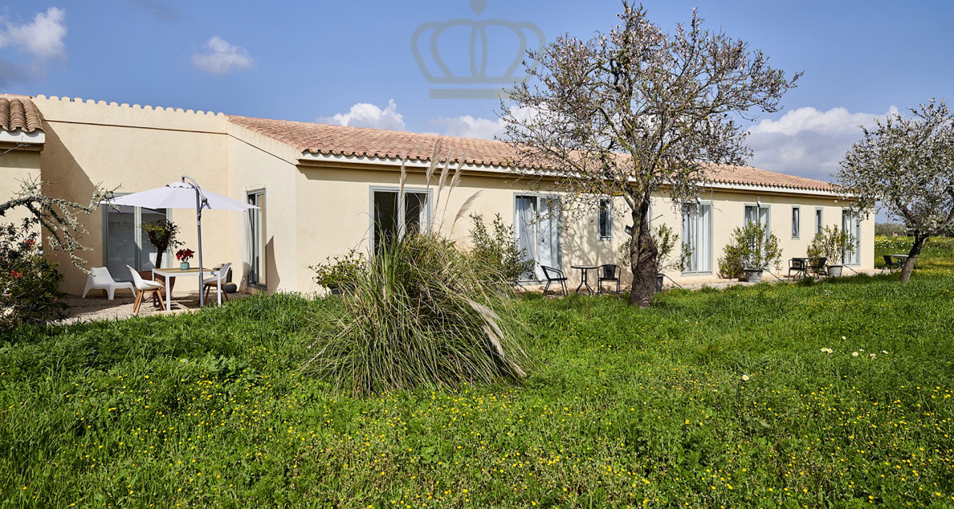 KROHN & LUEDEMANN Landhaus im Bungalow Stil mit großem Pool in Campos 