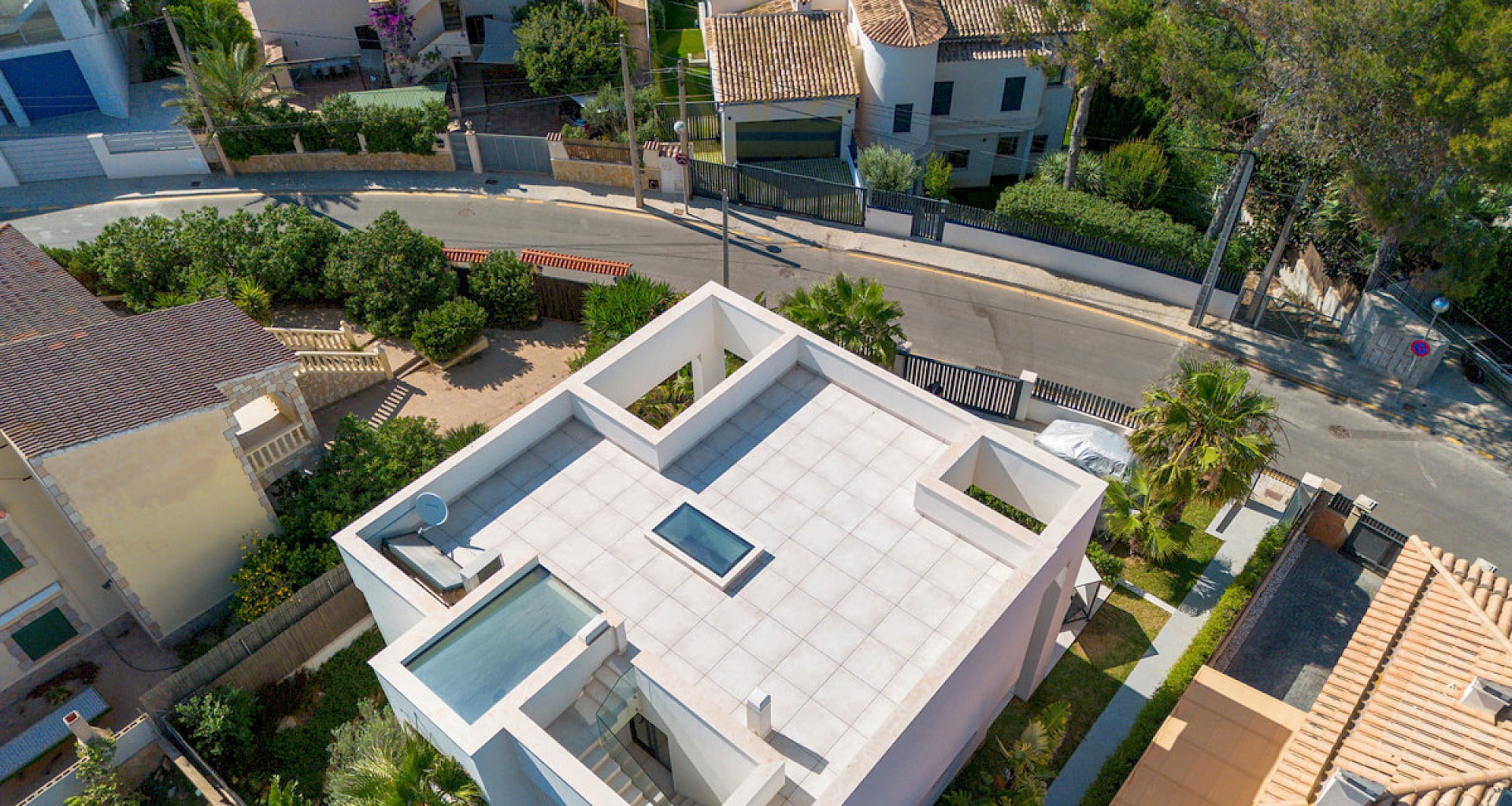 KROHN & LUEDEMANN Moderne Luxusvilla mit Meerblick und Dachterrasse in El Toro 