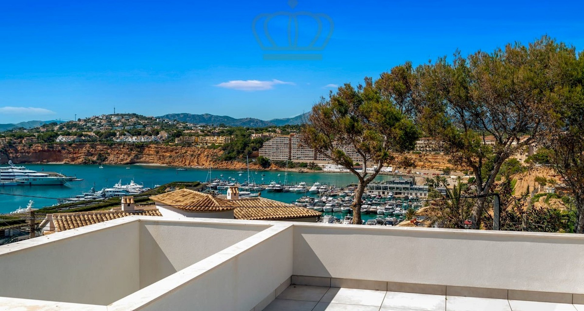 KROHN & LUEDEMANN Villa de luxe moderne avec vue sur la mer et terrasse sur le toit à El Toro 