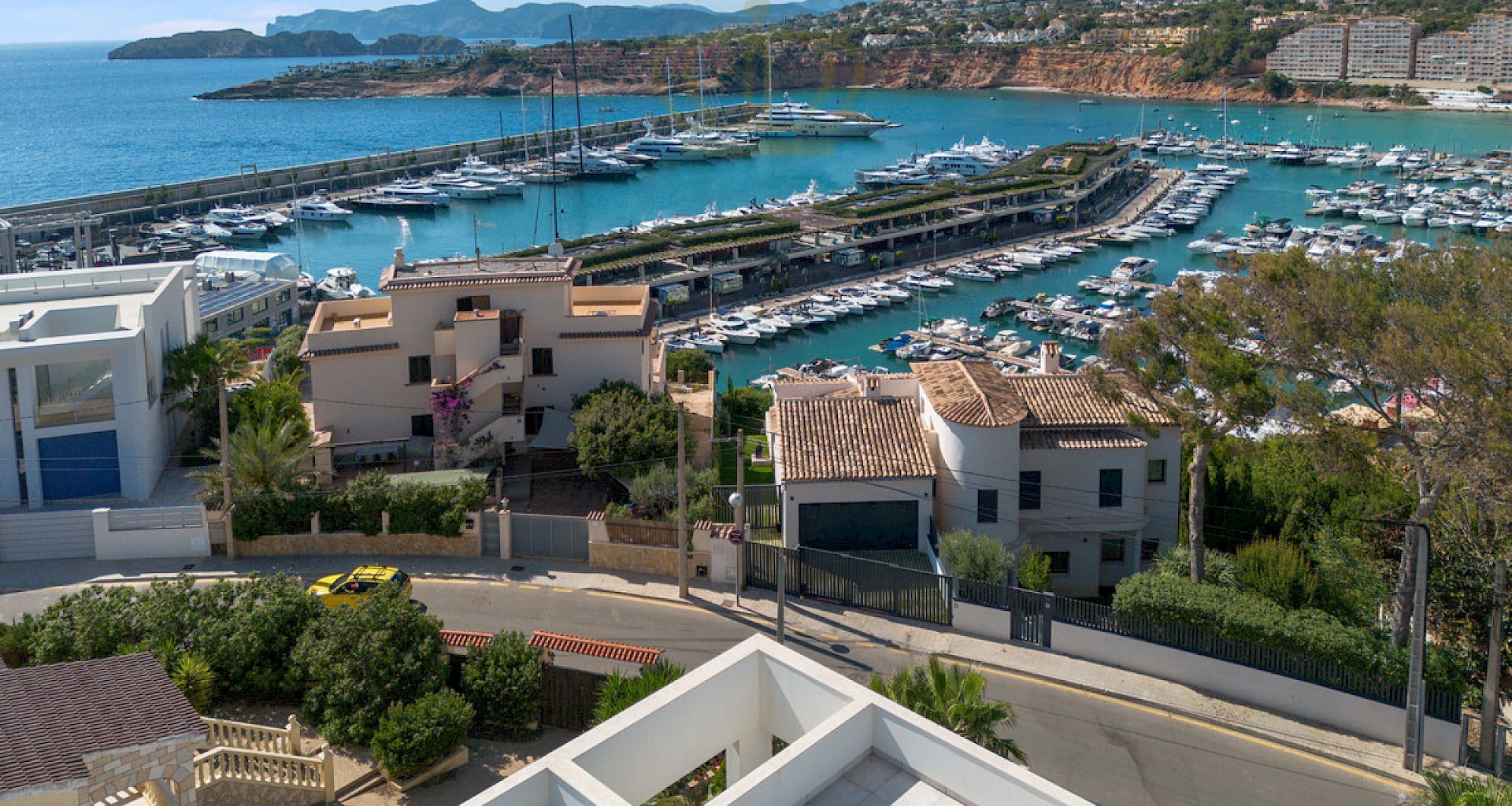 KROHN & LUEDEMANN Villa de lujo moderna con vistas al mar y azotea en El Toro Neubau Villa Port Adriano 04