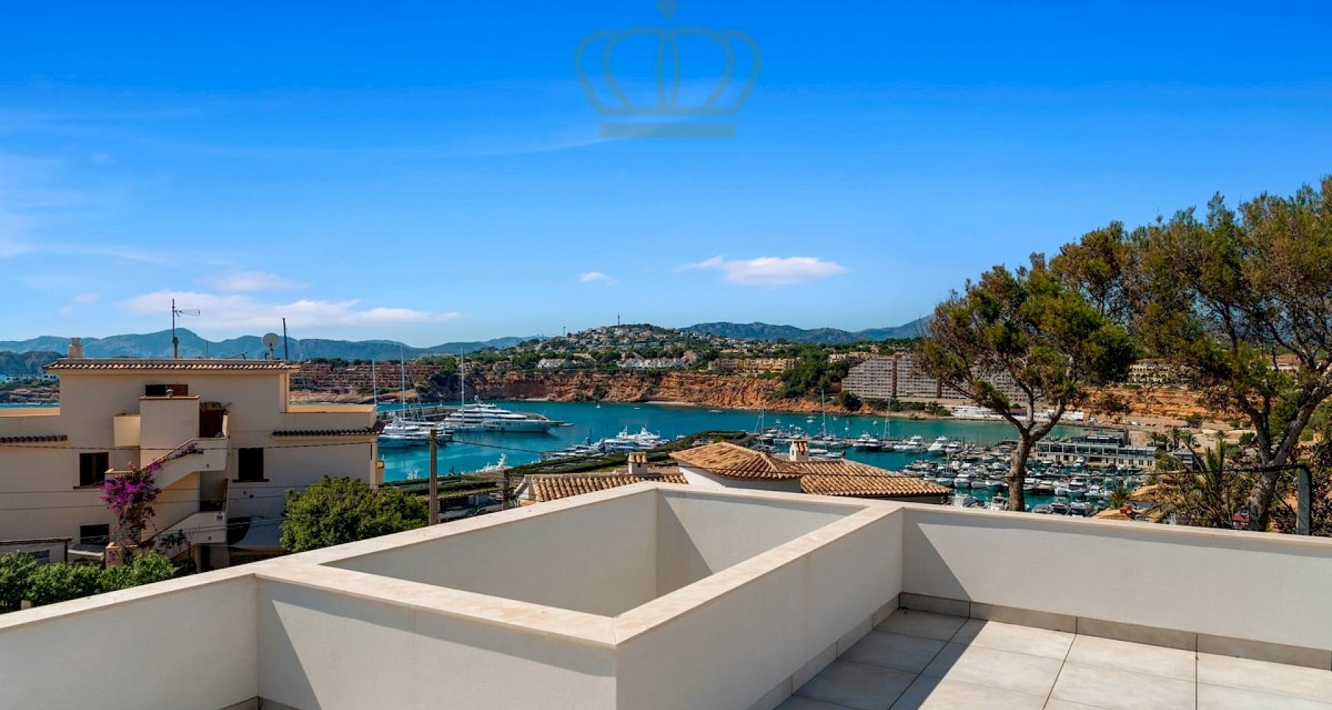 KROHN & LUEDEMANN Villa de luxe moderne avec vue sur la mer et terrasse sur le toit à El Toro 