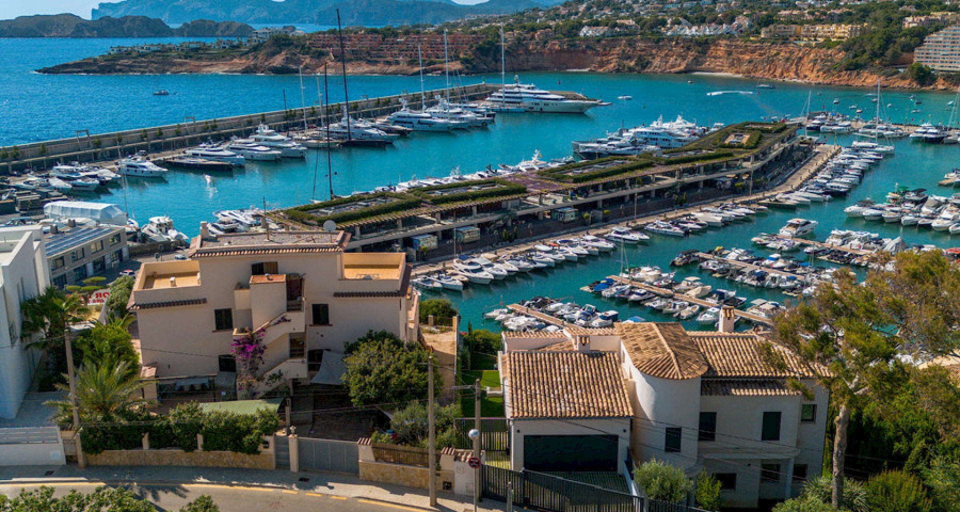 KROHN & LUEDEMANN Villa de lujo moderna con vistas al mar y azotea en El Toro Neubau Villa Port Adriano 05