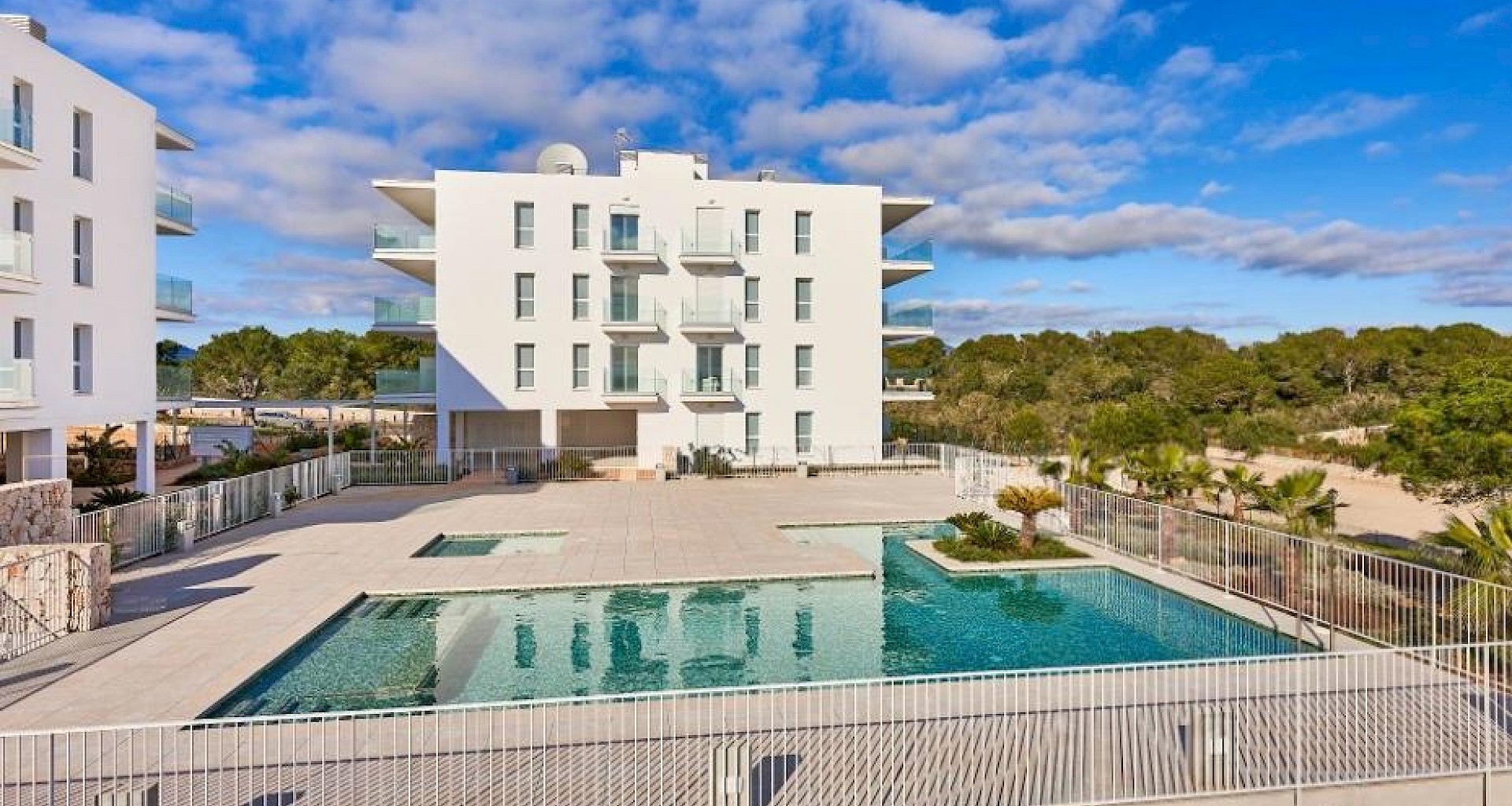 KROHN & LUEDEMANN As-new condominium in Cala d'Or in a privileged location above the marina, close to the beach 