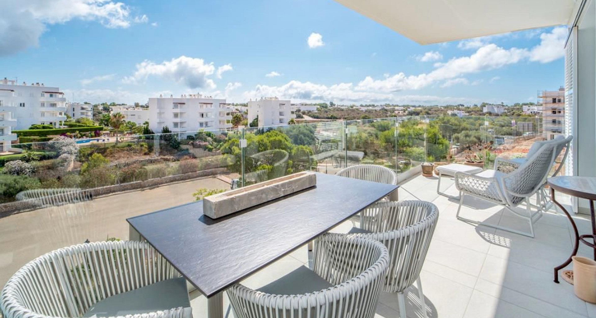 KROHN & LUEDEMANN As-new condominium in Cala d'Or in a privileged location above the marina, close to the beach 