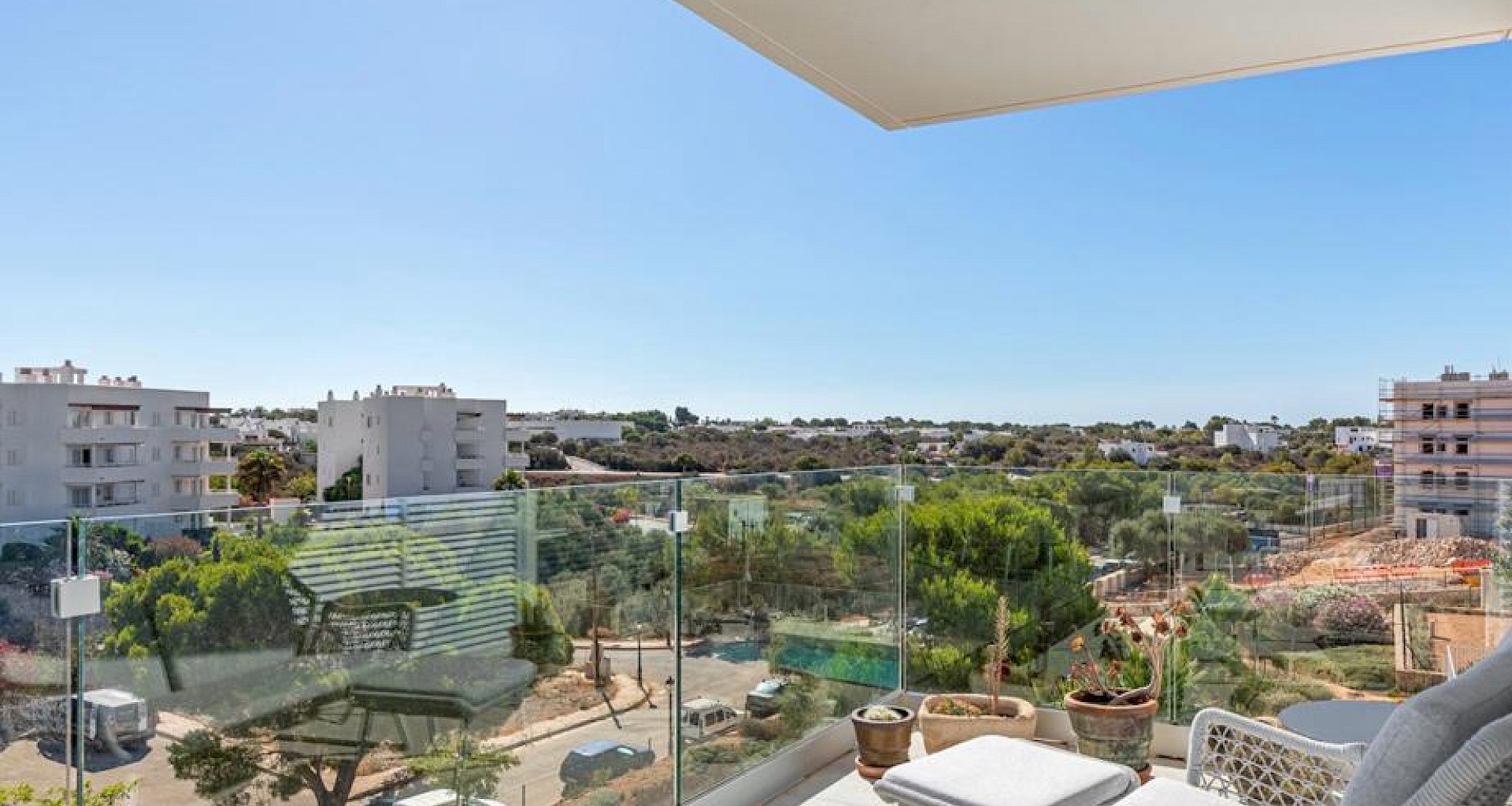 KROHN & LUEDEMANN Apartamento como nuevo en Cala d'Or en zona privilegiada por encima de la marina, cerca de la playa. Neuwertiges Apartment in Cala D