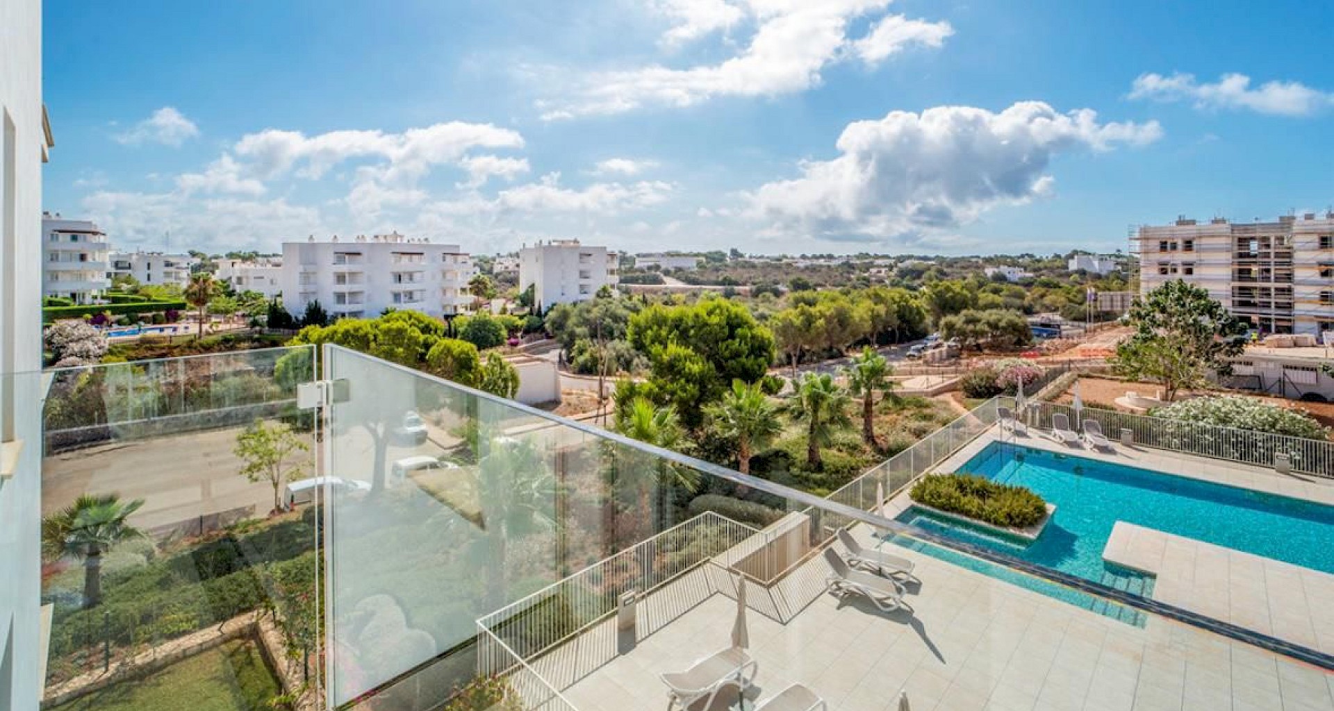 KROHN & LUEDEMANN As-new condominium in Cala d'Or in a privileged location above the marina, close to the beach 