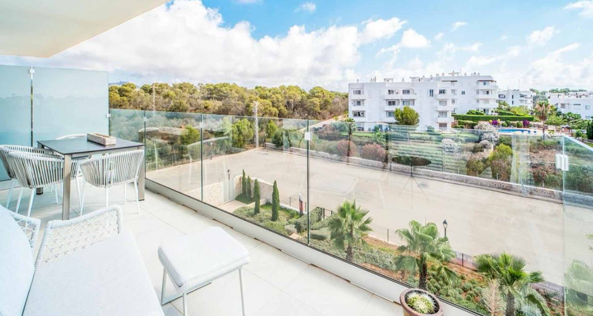 KROHN & LUEDEMANN As-new condominium in Cala d'Or in a privileged location above the marina, close to the beach 